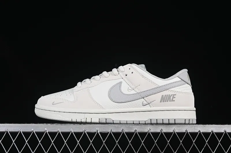 All categories Nk SB Dunk Series Nk SB Dunk Low High-end customized low-top sneakers Nike SB Dunk Low joint three hooks beige gray color low-top casual sports skateboard shoes SC9207-401